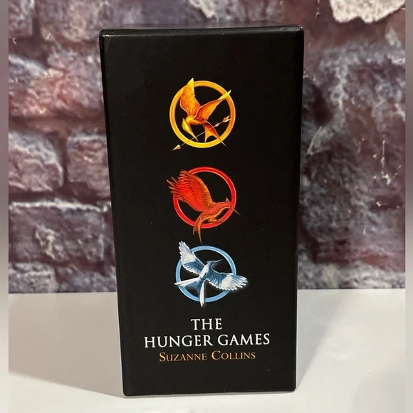 The Hunger Games Trilogy by Suzanne Collins Paperback Box Set Of 3 Novels - Picture 4 of 16